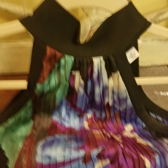 Gorgeous halter style top. - Picture 4 of 4